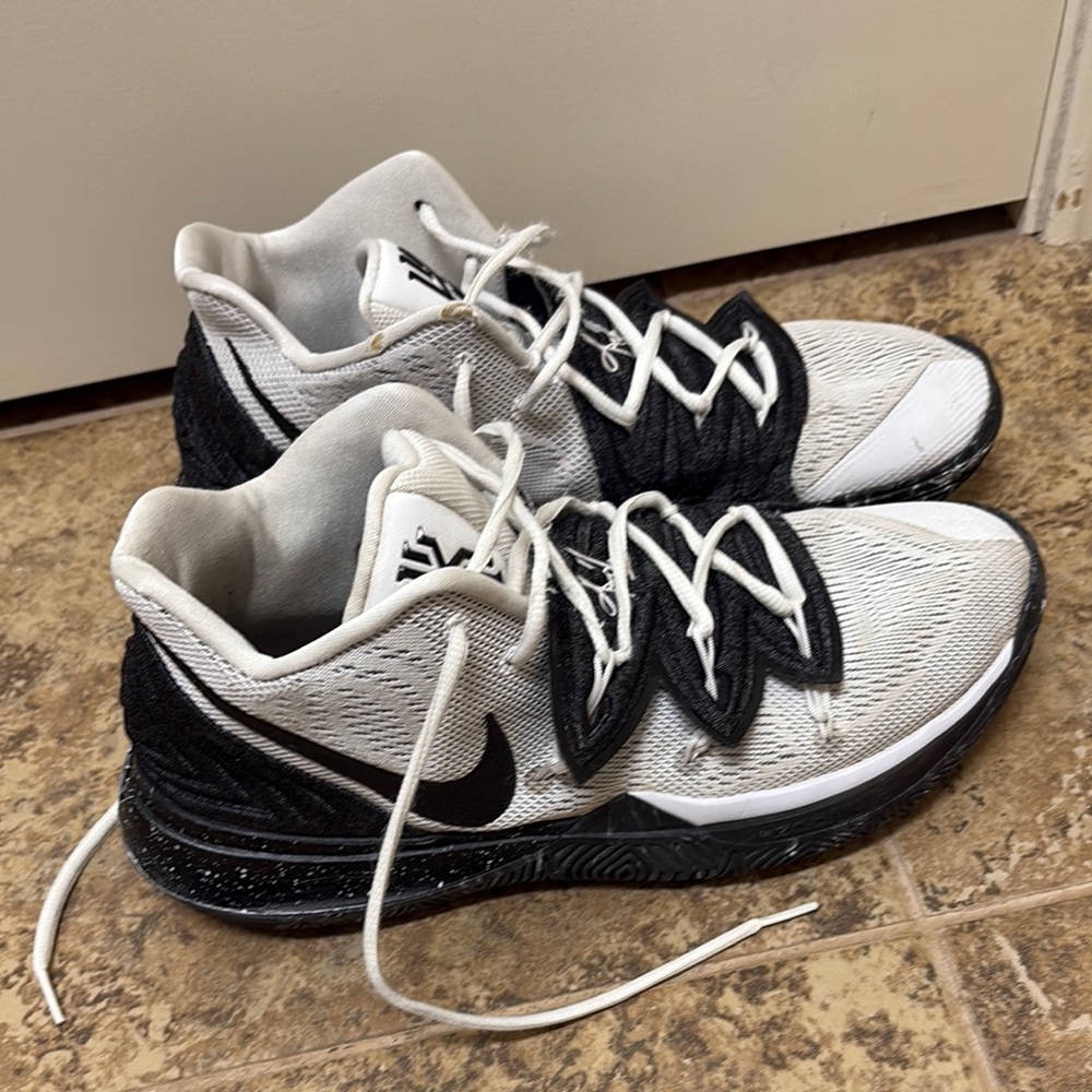Men’s Nike Kyrie shoes cookies and cream size 11.5